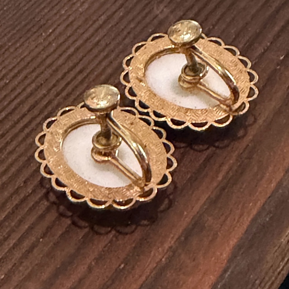 Vintage Elegant Gold and Black Cameo Screw Back Earrings - Picture 7 of 8